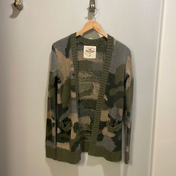 Hollister Sweaters - 𝅺Hollister woman’s camo cardigan